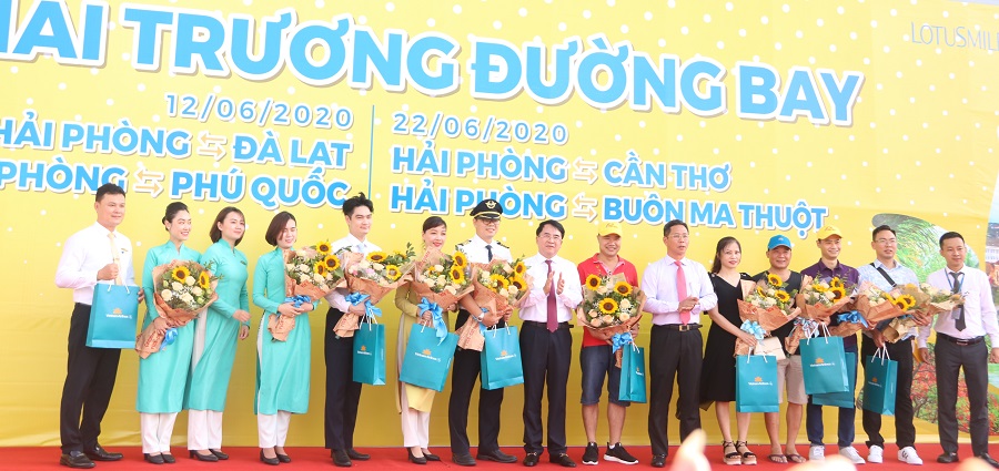 Đồng chí Lê Khắc Nam- Phó Chủ tịch UBND Tp tặng hoa chúc mừng hành khách và phi đoàn