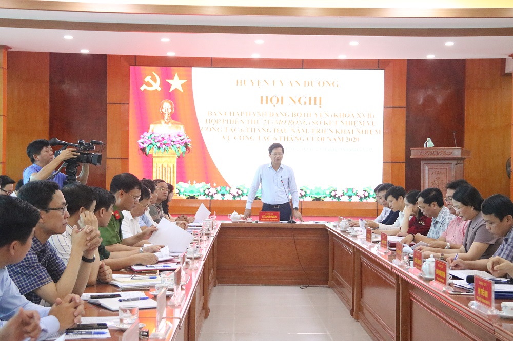 Đồng chí Lê Anh Quân- Bí thư, Chủ tịch UBND huyện An Dương đề nghị những tháng cuối năm các ngành huyện An Dương tập trung hoàn thành các chỉ tiêu đề ra