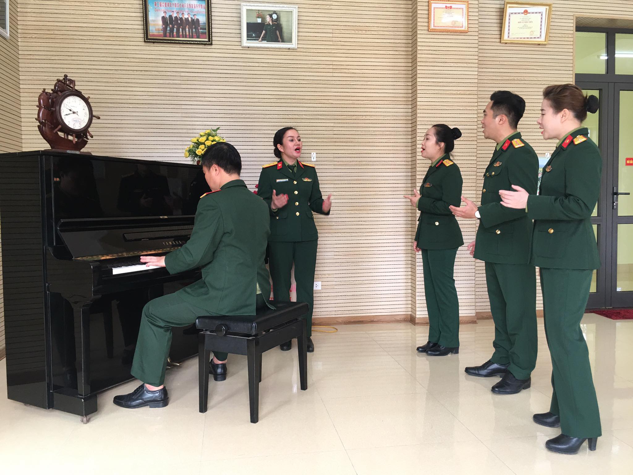 Trung tá, Nghệ sĩ ưu tú Nhật Thuận tập nhạc cho các ca sĩ trẻ