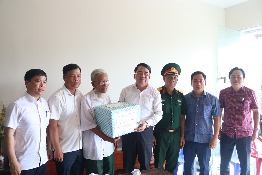 Phó Chủ tịch UBND thành phố thăm hỏi, động viên gia đình ông Phạm Văn Mơ