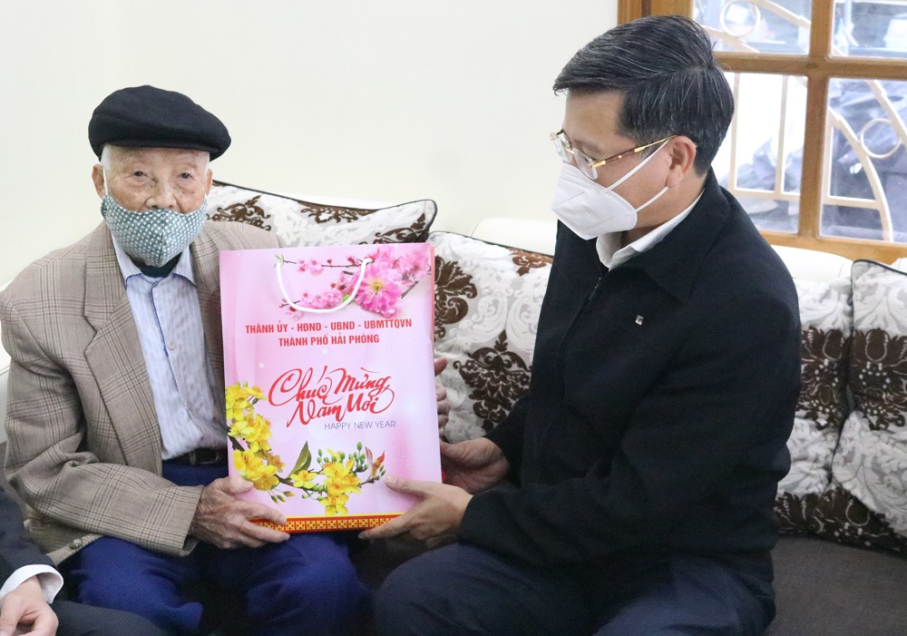 Đồng chí Lê Anh Quân- Phó Chủ tịch Thường trực UBND thành phố thăm, tặng quà gia đình ông Đỗ Thế 