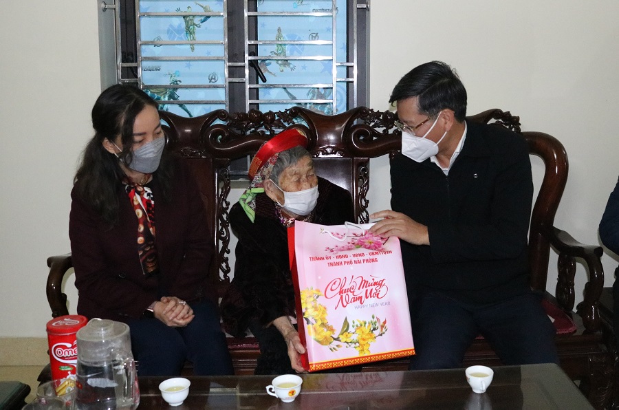 Đồng chí Lê Anh Quân- Phó Chủ tịch Thường trực UBND thành phố thăm, tặng quà gia đình Mẹ Việt Nam anh hùng Vũ Thị Nụ 