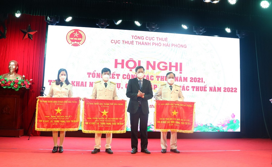 Đồng chí Lê Anh Quân- Phó Chủ tịch Thường trực UBND thành phố trao cờ thi đua của UBND thành phố cho 3 tập thể thuộc Cục Thuế Hải Phòng 