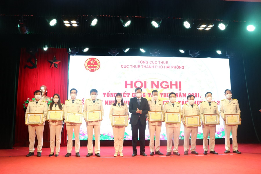 Đồng chí Lê Anh Quân- Phó Chủ tịch Thường trực UBND thành phố trao cờ thi đua của UBND thành phố cho 3 tập thể thuộc Cục Thuế Hải Phòng 