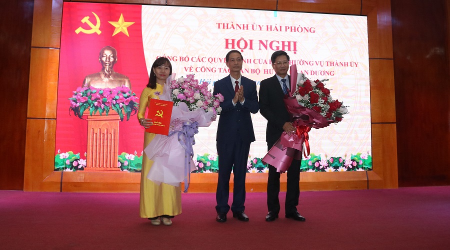 Đồng chí Đỗ Mạnh Hiến- Phó Bí thư Thường trực Thành ủy tặng hoa chúc mừng đồng chí Trần Thị Quỳnh Trang