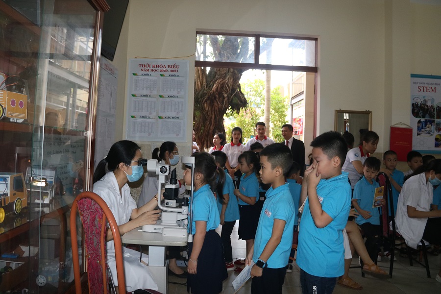 Các em học sinh Trường tiểu học Nguyễn Trãi (Ngô Quyền) được khám, tư vấn về mắt 