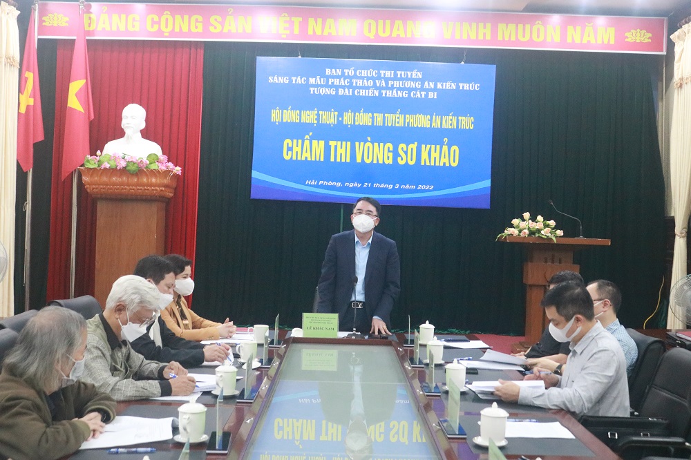 Đồng chí Lê Khắc Nam – Phó Chủ tịch UBND thành phố, Trưởng ban Ban Tổ chức Cuộc thi phát biểu tại hội nghị chấm thi vòng sơ khảo 