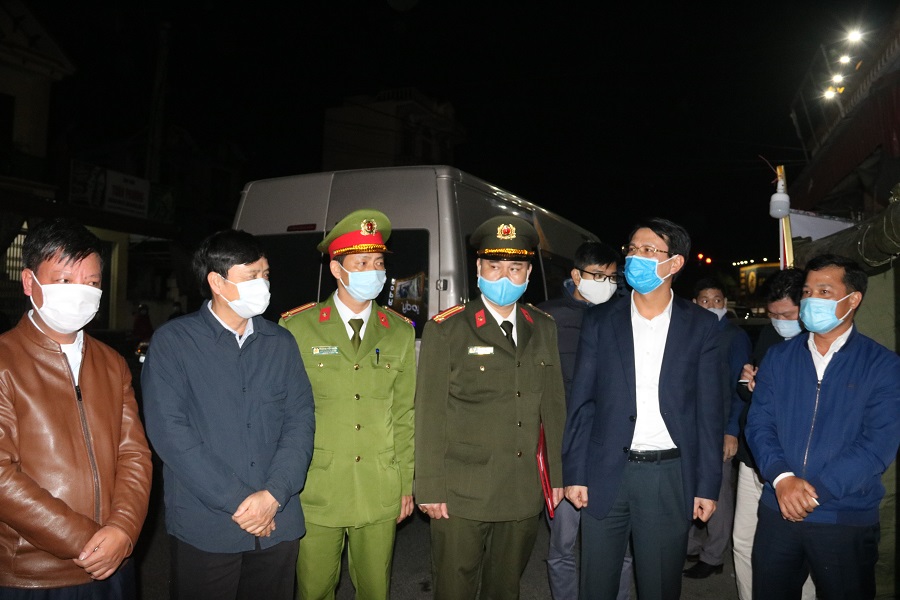 Đồng chí Bùi Đức Quang- Phó Chủ tịch HĐND TP kiểm tra tại chốt kiểm soát liên ngành huyện Tiên Lãng
