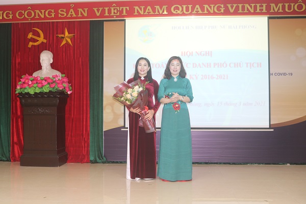 Chủ tịch Hội LHPN thành phố  Vũ Thị Kim Liên tặng hoa chúc mừng đồng chí Phạm Thị Thúy Hải
