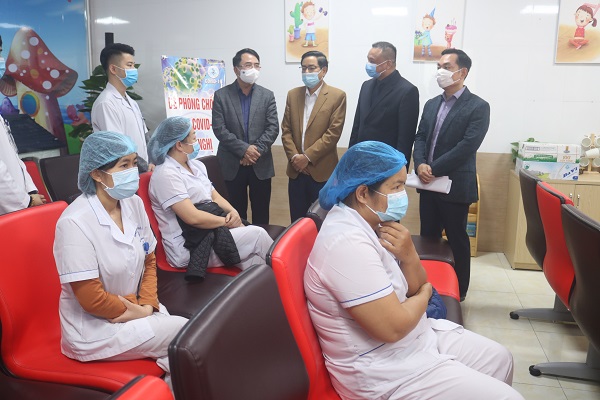 Lãnh đạo thành phố thăm hỏi, động viên các y bác sĩ Bệnh viện Trẻ em Hải Phòng