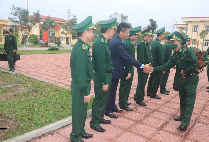 Lãnh đạo thành phố và lãnh đạo Bộ Tư lệnh BĐBP tiễn các cán bộ, chiến sỹ lên đường làm nhiệm vụ.