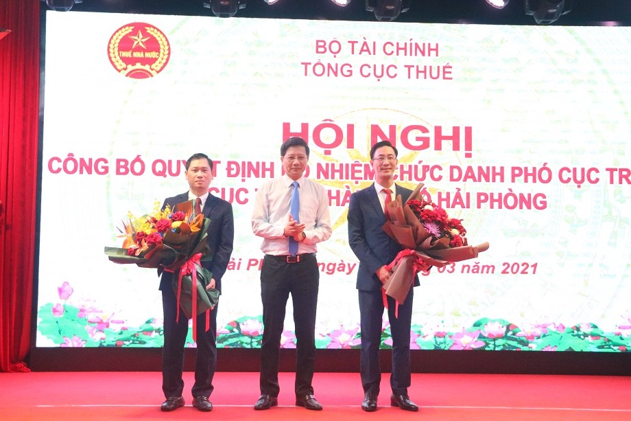 Đồng chí Lê Anh Quân- Phó Chủ tịch Thường trực UBND TP tặng hoa chúc mừng 2 đồng chí được bổ nhiệm. 