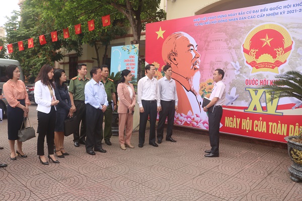Phó Chủ tịch HĐND thành phố Bùi Đức Quang và Đoàn kiểm tra tại phường Hải Thành