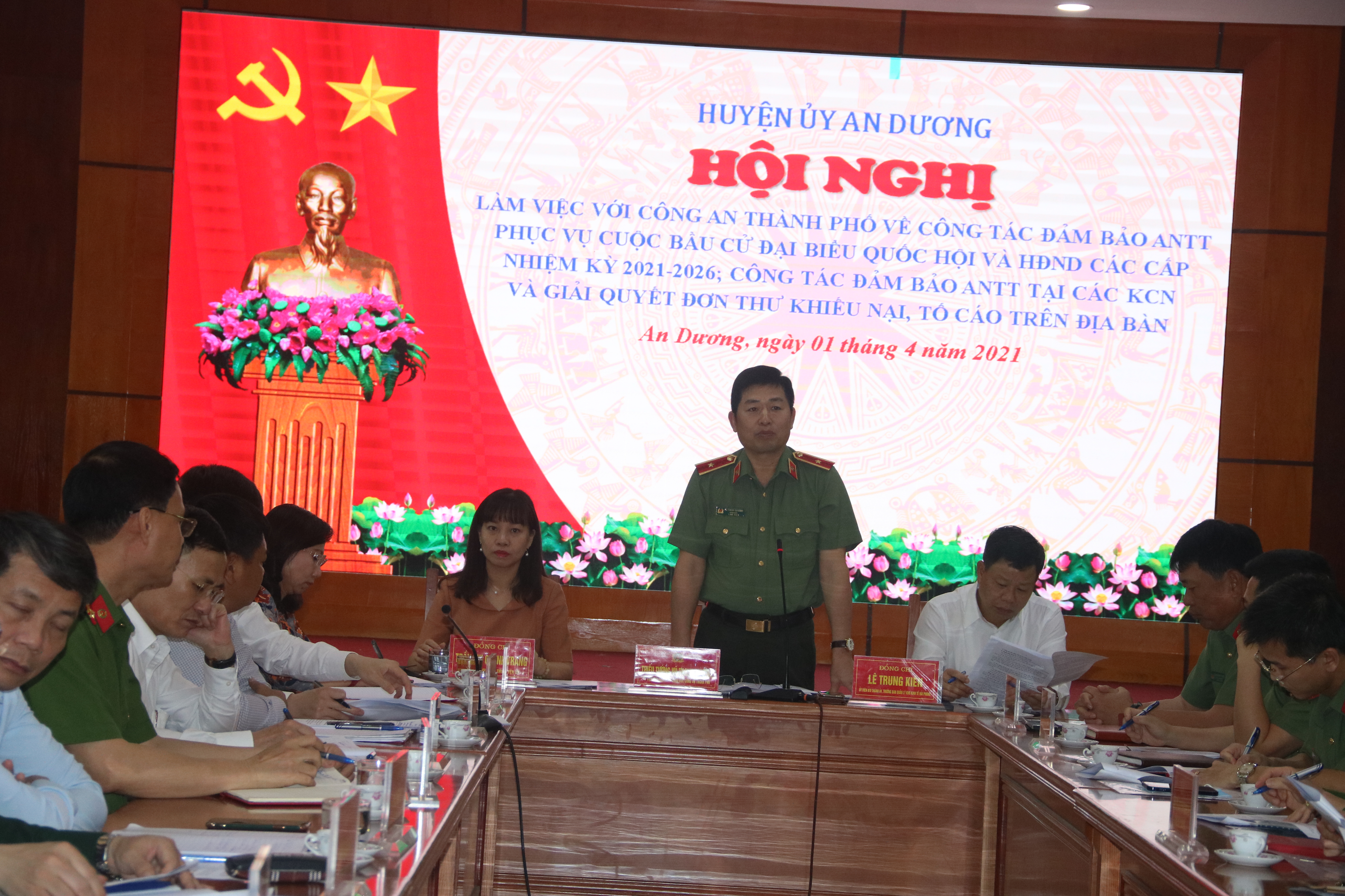 Tại buổi làm việc với Huyện ủy An Dương, Thiếu tướng Vũ Thanh Chương- Giám đốc CATP đề nghị công an xử lý nghiêm các đối tượng gây mất ANTT tại các KCN. 