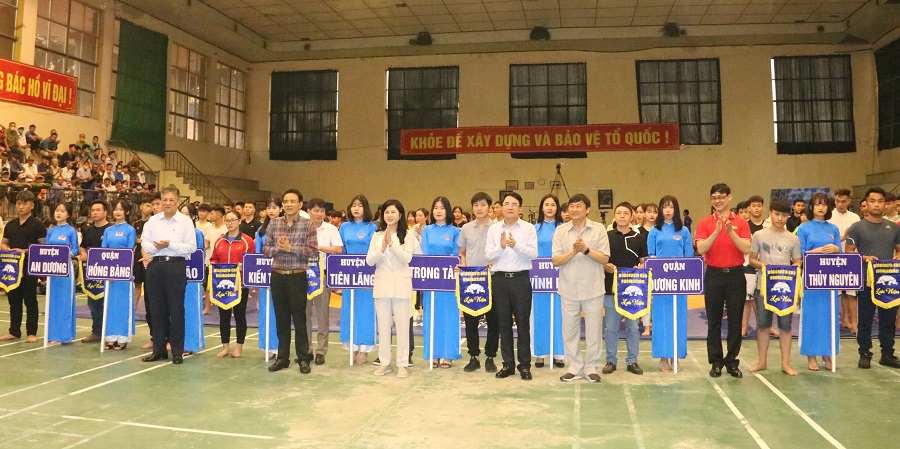 Đồng chí Lê Khắc Nam cùng khách mời, Ban tổ chức tặng cờ lưu niệm cho các đoàn tham gia giải