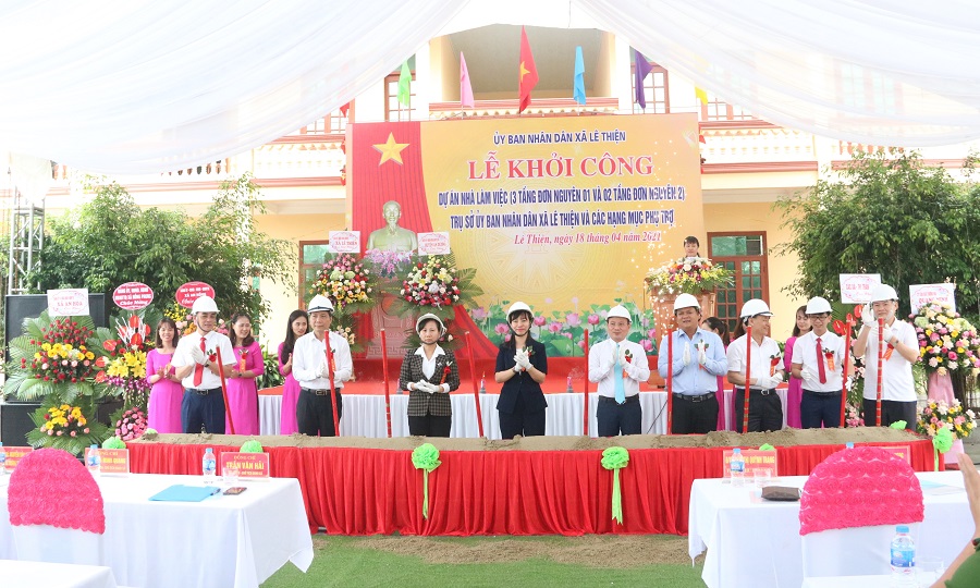 Các đại biểu lãnh đạo huyện An Dương, xã Lê Thiện và nhà thầu thực hiện nghi lễ  khởi công dự án. 