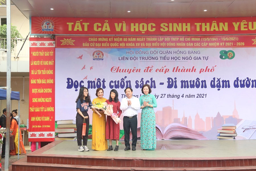 Lãnh đạo sở GD&ĐT, Ban giám hiệu trường tặng hoa, quà cho nhà văn, dịch giả Nguyễn Bích Lan