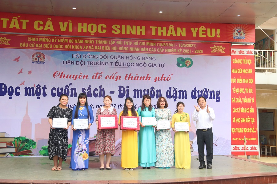 Phó Giám đốc Sở Giáo dục và Đào tạo Vũ Văn Trà trao giải cho các giáo viên Trường tiểu học Ngô Gia Tự