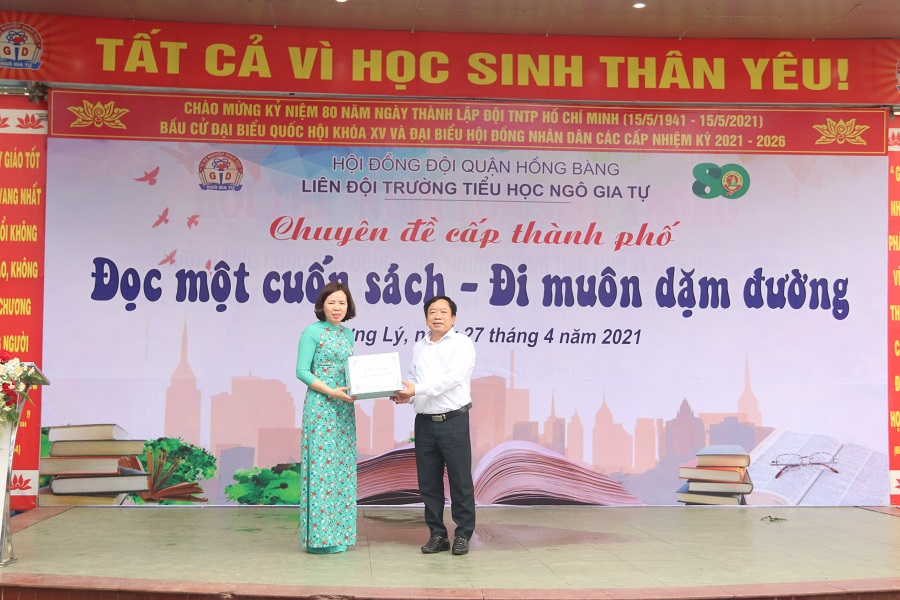 Phó Giám đốc Sở Giáo dục và Đào tạo Vũ Văn Trà trao tặng sách Nhà trường