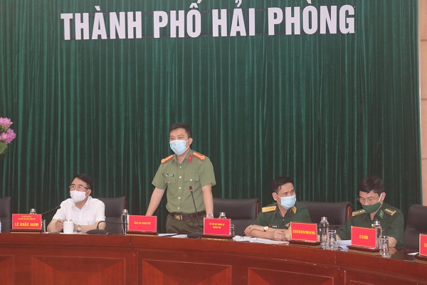 Thượng tá Lê Trung Sơn, Phó Giám đốc Công an thành phố báo cáo công tác phối hợp bảo đảm an ninh trật tự phòng, chống dịch Covid-19 trên địa bàn thành phố.