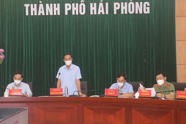 Đồng chí Nguyễn Văn Tùng, Chủ tịch UBND thành phố chủ trì hội nghị