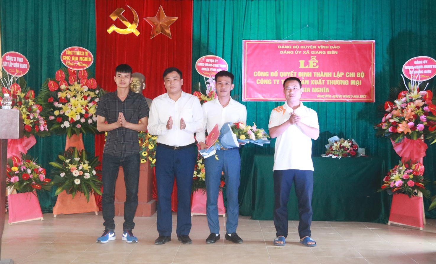 Lãnh đạo Đảng ủy xã Giang Biên, huyện Vĩnh Bảo trao quyết định thành lập Chi bộ Đảng Công ty TNHH sản xuất thương mại CNC Gia Nghĩa. 