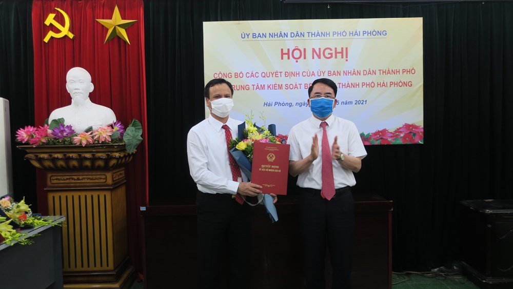 Lãnh đạo thành phố tặng hoa chúc mừng đồng chí Nguyễn Quang Chính