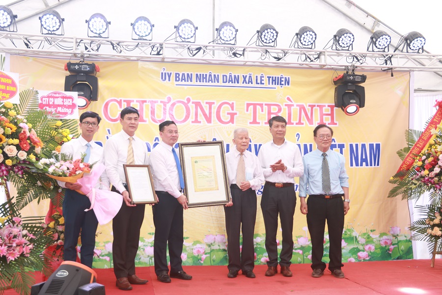 Đại diện chính quyền xã Lê Thiện, huyện An Dương đón nhận bằng công nhận cây di sản Việt Nam 
