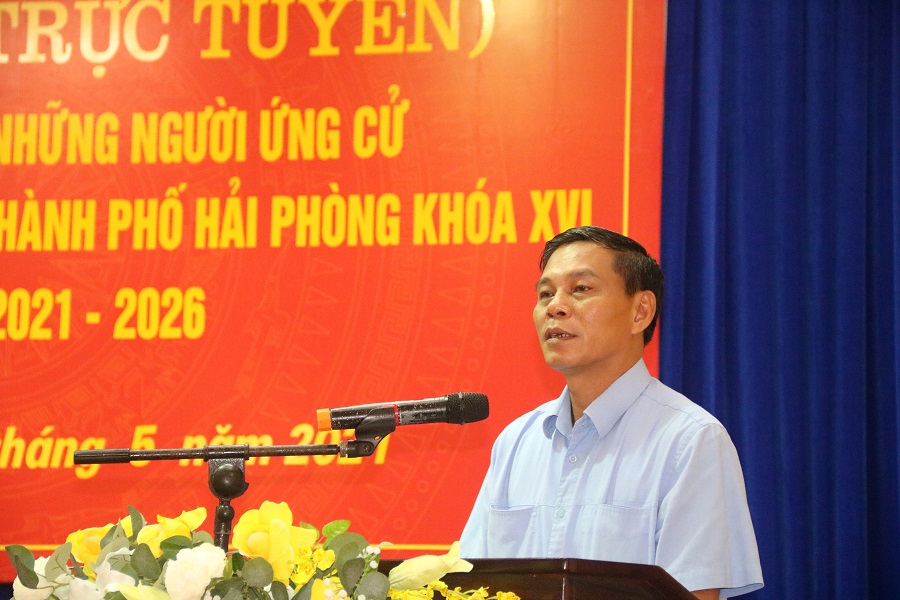 Đồng chí Đại tá Bùi Trung Thành kiểm tra tại một điểm cấp CCCD tại xã Tam Cường, Vĩnh Bảo. 