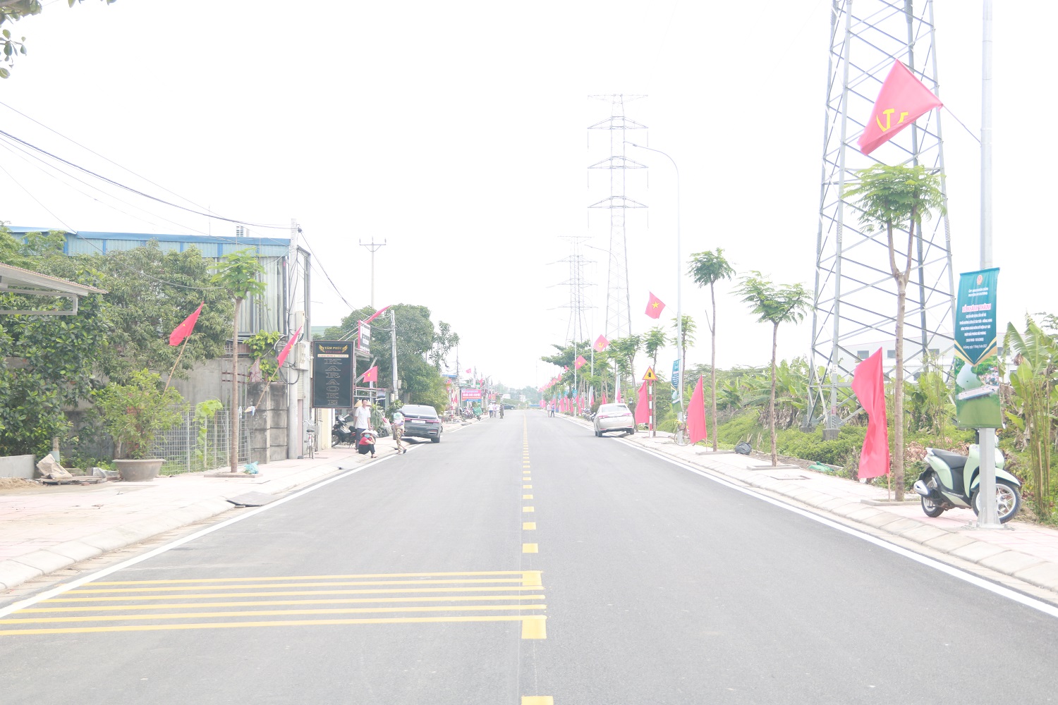 Sau hơn 6 tháng thi công dự án xây cầu Hỗ và cải tạo tuyến đường liên xã Hồng Phong- Tân Tiến được đưa vào sử dụng