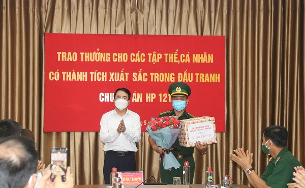 Đồng Chí Lê Khắc Nam- Phó Chủ tịch UBND TP tặng hoa chúc mừng chuyên án HP 121 đấu tranh tội phạm buôn bán ma túy.  