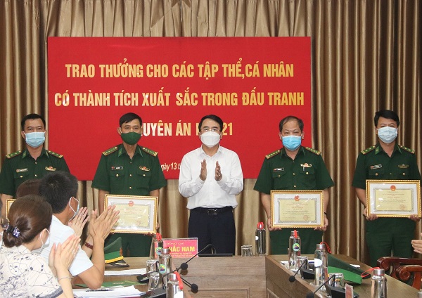Đồng Chí Lê Khắc Nam- Phó Chủ tịch UBND TP trao bằng khen của Chủ tịch UBND TP cho các tập thể, cá nhân  có thành tích xuất sắc trong đấu tranh chuyên án. 