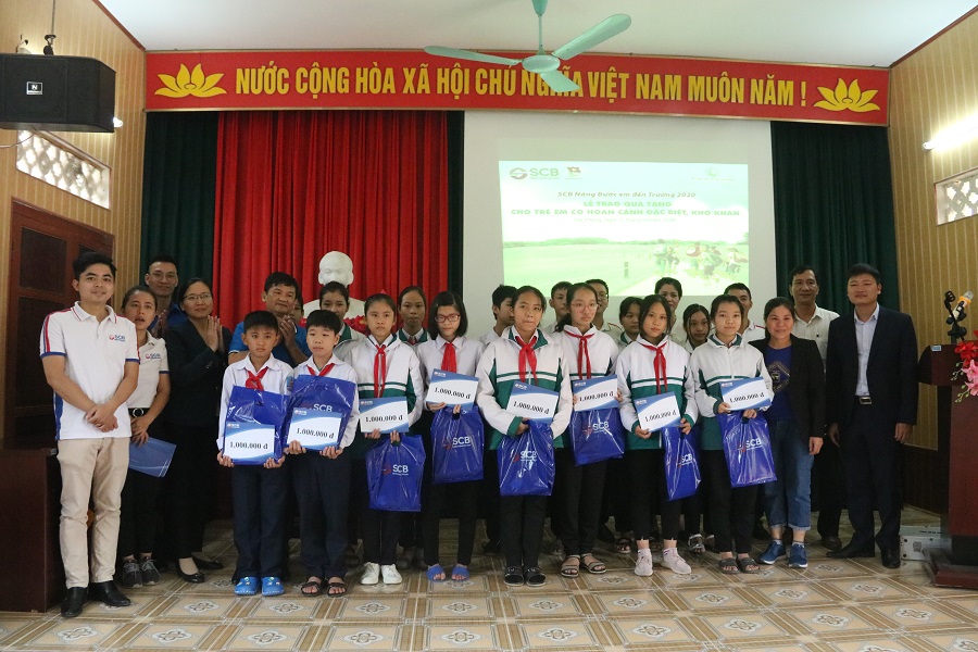 Lãnh đạo Ngân hàng SCB và Quỹ Bảo trợ trẻ em Hải Phòng trao quà tặng học sinh Trường THCS Nguyễn Bỉnh Khiêm (Vĩnh Bảo) 