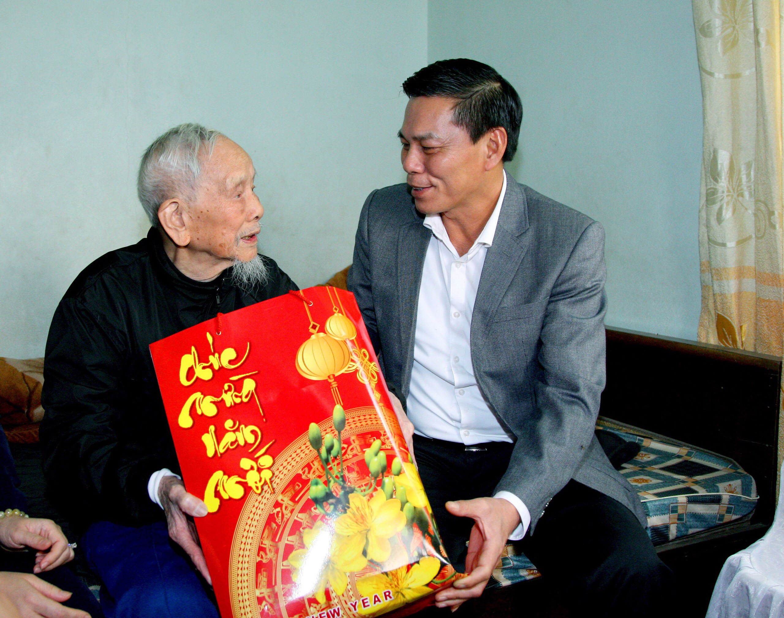 Đồng chí Chủ tịch UBND TP Nguyễn Văn Tùng tặng quà Têt cụ