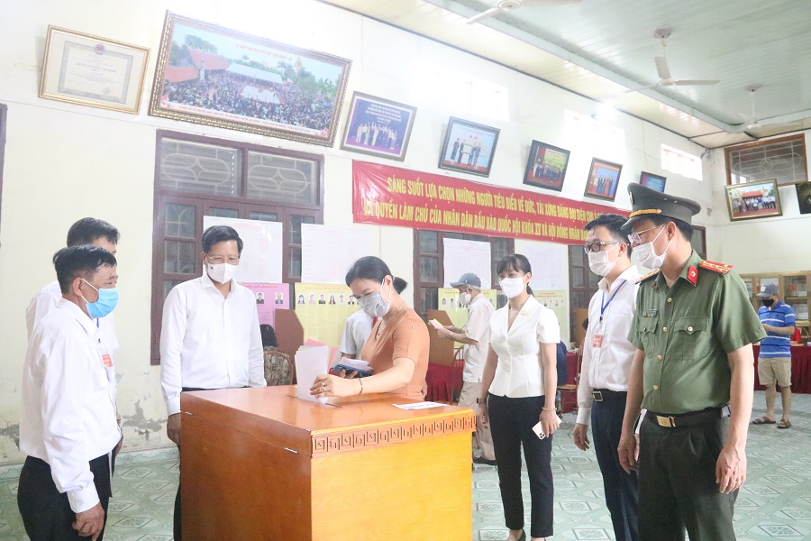 Đàn kiểm tra tại điểm bỏ phiếu tại xã An Đồng, An Dương
