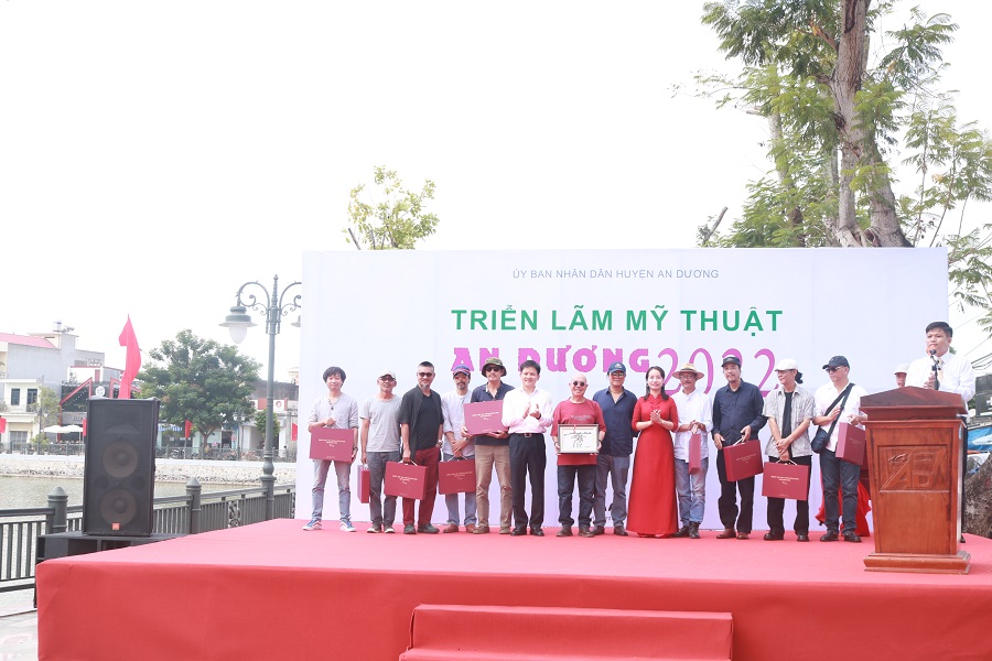 Lãnh đạo huyện An Dương tặng quà các nghệ sĩ có tranh tham dự triển lãm 