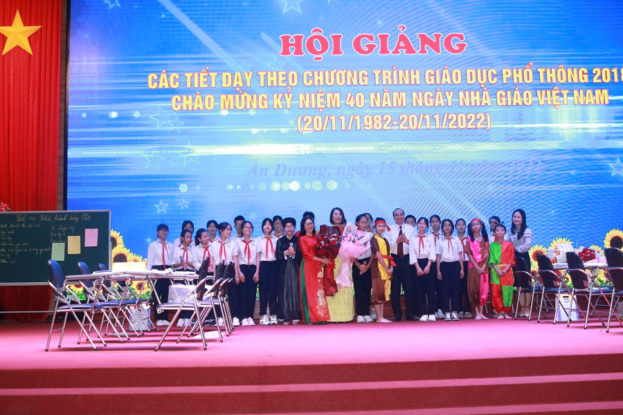 Lãnh đạo Sở GD&ĐT tặng hoa chúc mừng cô và trò trường THCS Đồng Thái tham gia tiết thực hành tiếng Việt (ngữ cảnh và nghĩa của từ trong ngữ cảnh) do cô giáo Đào Mai Trang đứng lớp 