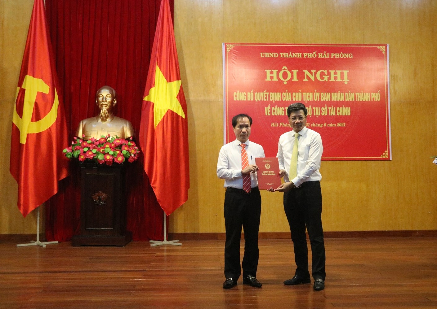 Đồng chí Lê Anh Quân, Ủy viên Ban Thường vụ Thành ủy, Phó Chủ tịch Thường trực UBND TP trao quyết định cho ông Hoàng Xuân Minh. 