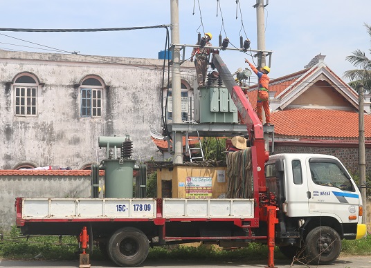 Điện lực Vĩnh Bảo thực hiện nâng cấp Trạm biến áp tại thôn Ngãi Am, xã Hòa Bình