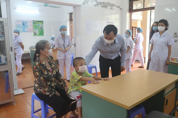 Đồng chí Nguyễn Quang Chính, Giám đốc Trung tâm Kiểm soát bệnh tật thành phố kiểm tra công tác tiêm chủng tại phường Đằng Giang, quận Ngô Quyền