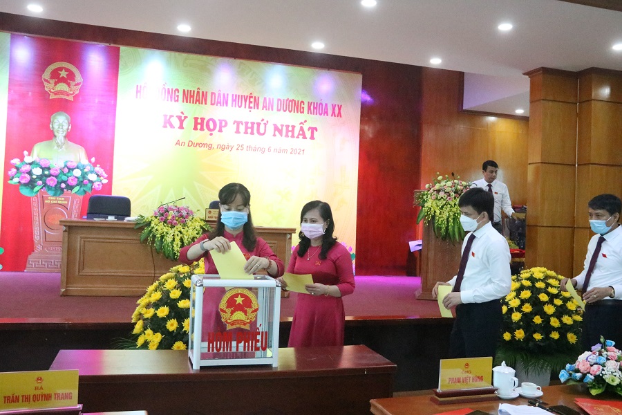 Các đại biểu HĐND huyện An Dương tiến hành bỏ phiếu bầu cử các chức danh HĐND, UBND