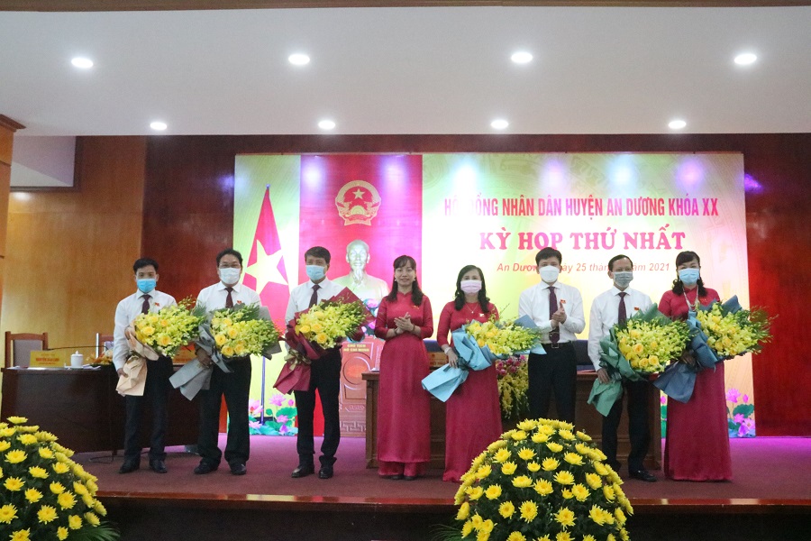 Các đồng chí: Trần Thị Quỳnh Trang, Thành ủy viên, Bí thư Huyện ủy, Phạm Việt Hùng, Phó Bí thư Huyện ủy, Chủ tịch UBND huyện