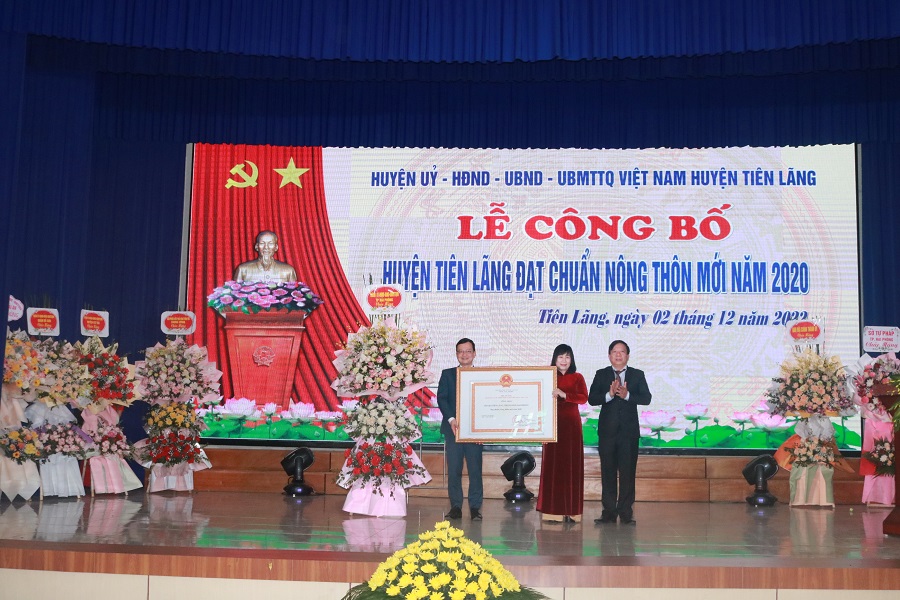 Đồng chí Nguyễn Đức Thọ- Phó Chủ tịch UBND thành phố tặng hoa và trao bằng công nhận huyện đạt chuẩn nông thôn mới cho Đảng bộ, chính quyền quân và dân huyện Tiên Lãng