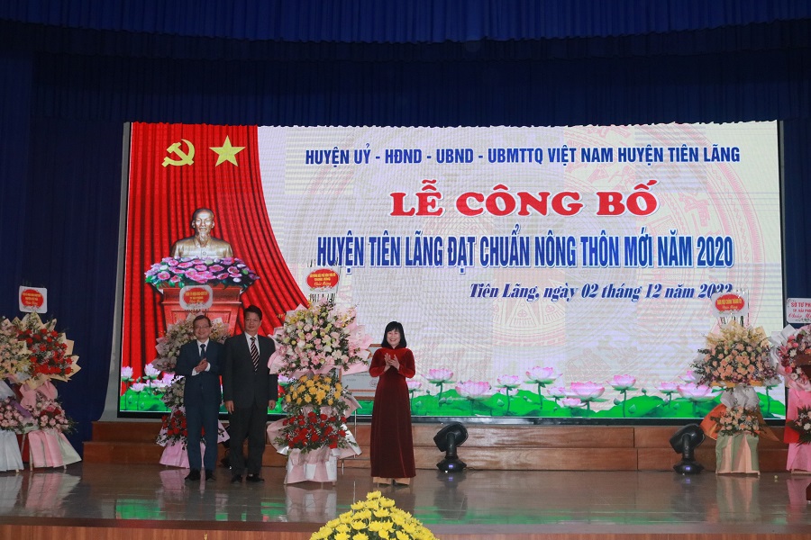 Đại diện lãnh đạo Văn phòng điều phối nông thôn mới Trung ương tặng hoa chúc mừng Đảng bộ, chính quyền quân và dân huyện Tiên Lãng