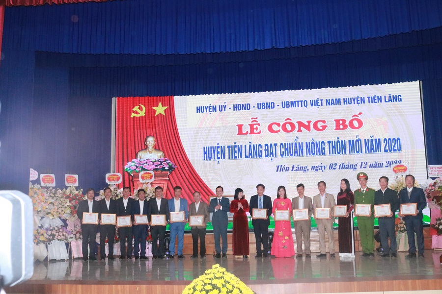 Đồng chí Nguyễn Thị Mai Phương, Thành ủy viên, Bí thư Huyện ủy Tiên Lãng trao giấy khen tặng các tập thể, cá nhân có thành tích trong 10 năm xây dựng nông thôn mới