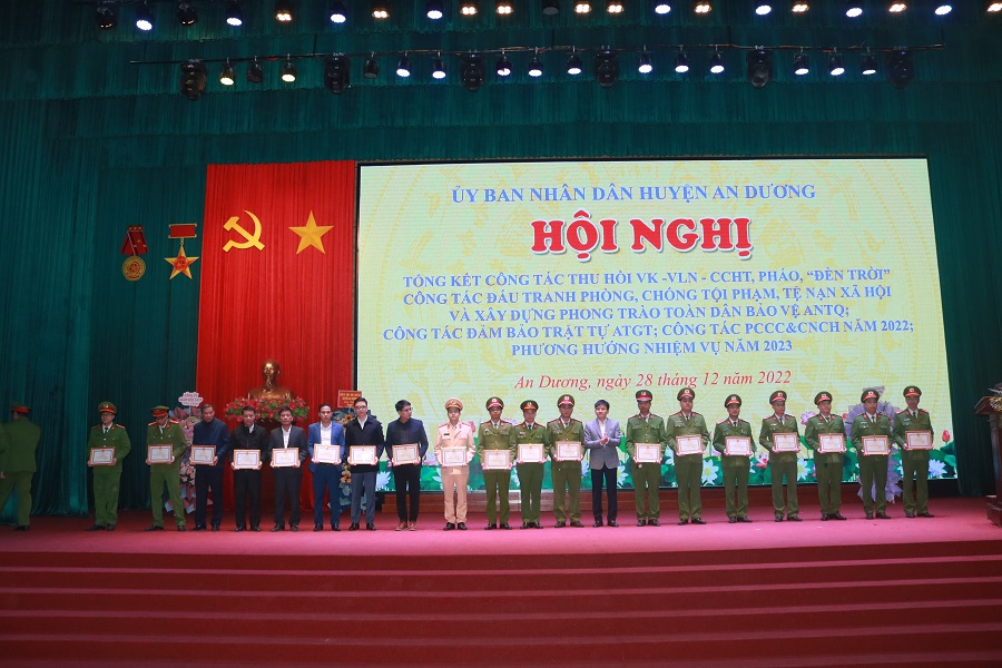 Đồng chí Chủ tịch UBND huyện Phạm Việt Hùng trao tặng giấy khen của UBND huyện cho các tập thể, cá nhân đạt thành tích xuất sắc