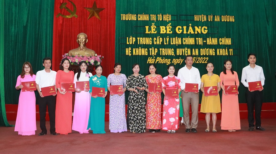 Đồng chí Trần Thị Bích Ngọc, Phó Bí thư Thường trực Huyện ủy, Chủ tịch HĐND huyện An Dương trao bằng tốt nghiệp cho các học viên