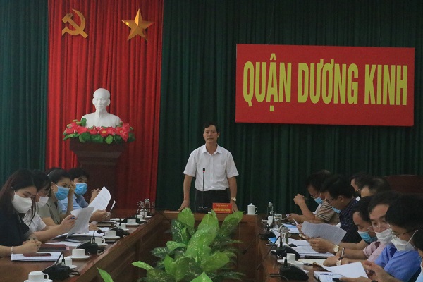 Đồng chí Nguyễn Minh Phương, Chủ tịch UBND quận chủ trì hội nghị