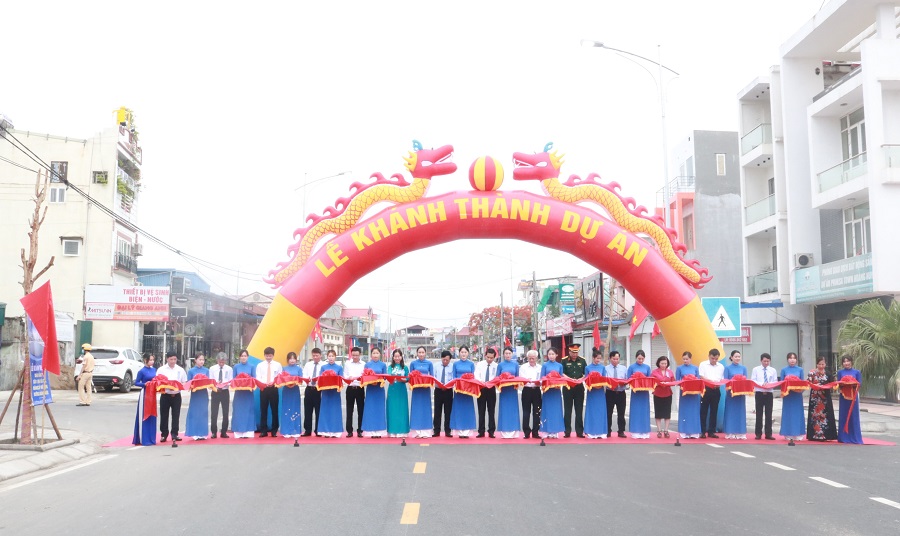 Đại diện lãnh đạo thành phố, huyện An Dương làm nghi lễ cắt băng khánh thành đưa tuyến đường Máng nước vào sử dụng 