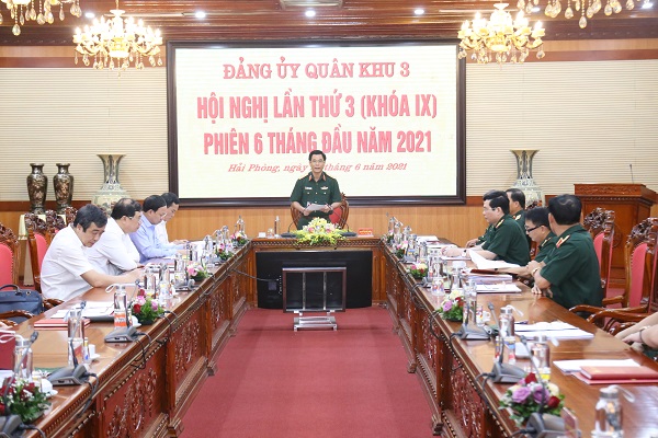 Trung tướng Nguyễn Quang Cường, Bí thư Đảng ủy, Chính ủy Quân khu chủ trì hội nghị.